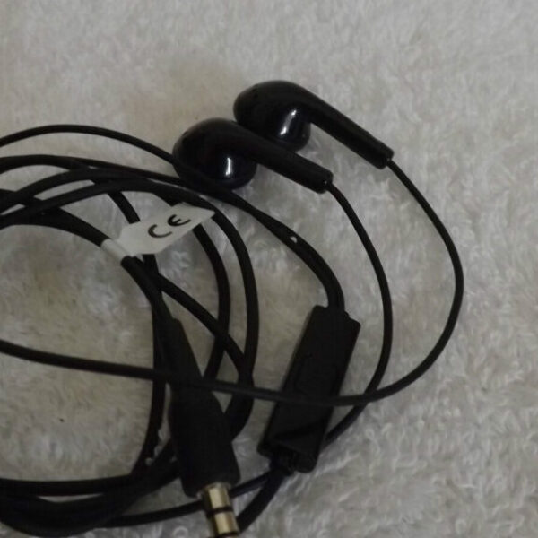 BLACK IN EAR HEADPHONES WITH IN LINE CONTROL