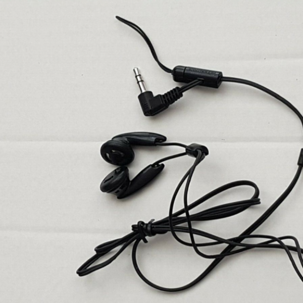 BLACK  IN EAR HEADPHONES WITH IN LINE CONTROL  - NEW